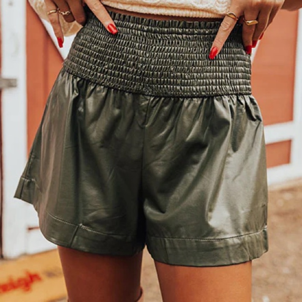 🟠NWT IMPRESSIONS BOUTIQUE Faux Leather Shorts with Smocked Waistline-Army Green